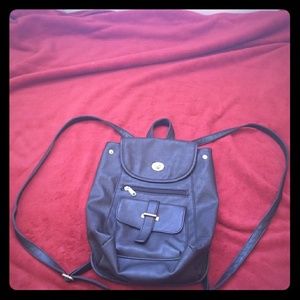 A blck leather bag